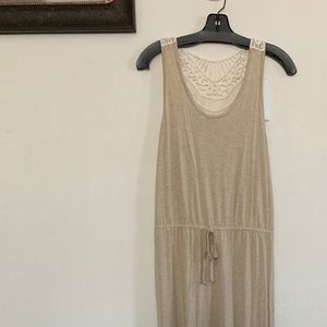 3/$15🌼 Beige summer dress with slit - Size Med